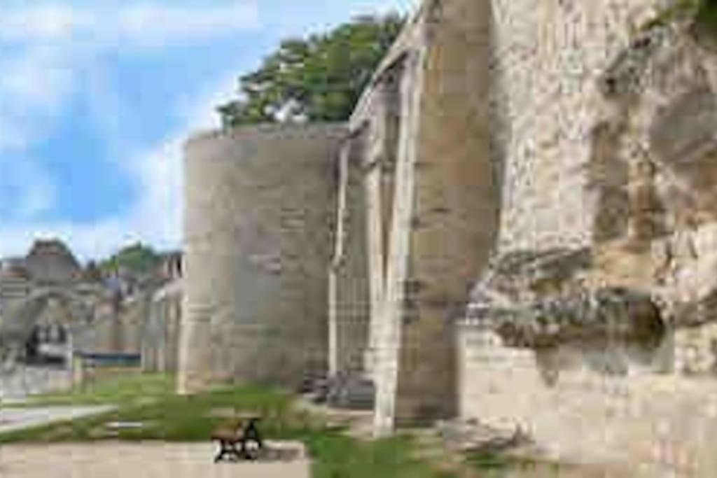 Suite De Charme Au Pied De La Cathedrale Laon Ngoại thất bức ảnh